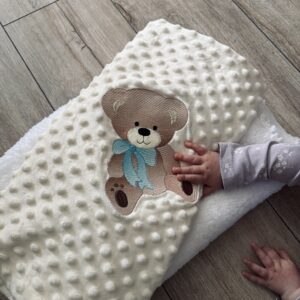 Babatakaró  - Maci-fiú kendővel(kedvezményes) krém